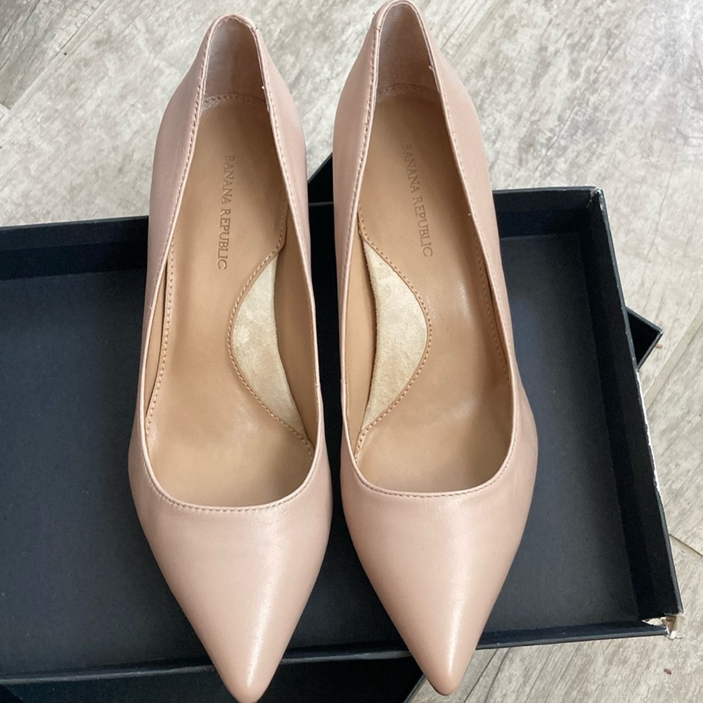 Banana Republic Tan Pointed-Toe Heels Elegant Design with a box